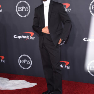 不只球技滿點？連穿搭也在行！本屆 NBA FMVP Curry 身穿 Bottega Veneta 擔任 ESPY 主持人，一同欣賞 Curry 的造型魅力