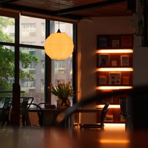 從白天到黑夜皆可微醺的台中新景點！「做咖啡 HECHO cafe & wine」