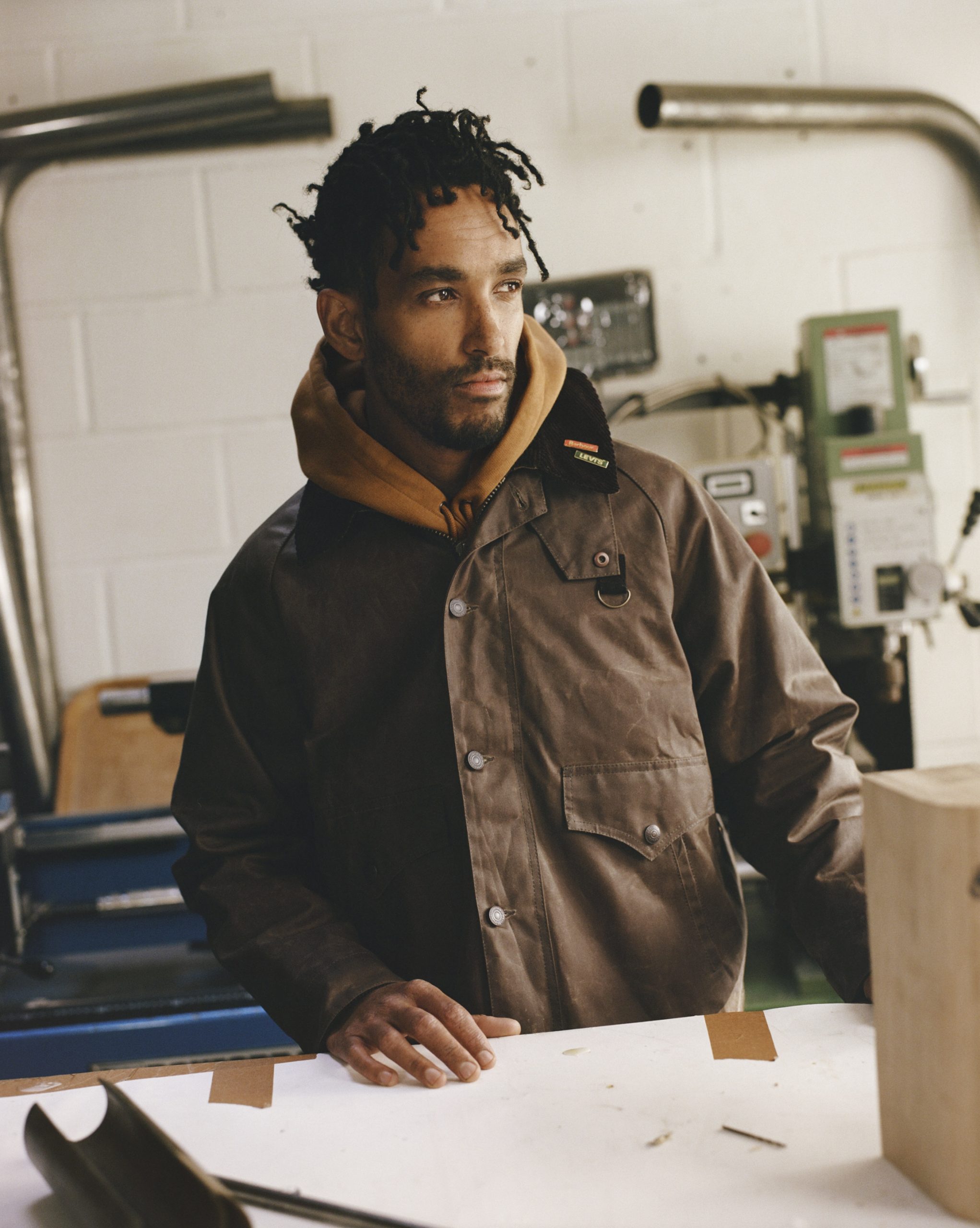 全球永續丹寧領導品牌Levis® 與英國經典工藝代表 Barbour兩大機能設計巨頭跨越大西洋聯手合作以逾 170 年共同的傳承精湛工藝與探險精神為名推出全新 Levis® x Barbour 聯 - men's uno Taiwan