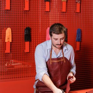 Hermes in the Making_愛馬仕匠心工坊_產地能工巧匠_手套製作© Hermès - men's uno Taiwan