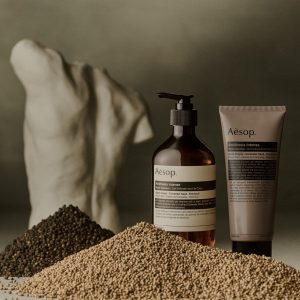 【情境圖2】Aesop 異想熾香身體潔膚露 180mL ,250、500mL ,600 - men's uno Taiwan